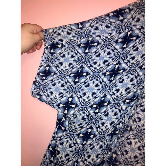 Studio 36 blue and white kimono one size could fit at least a 2X - Picture 2 of 5